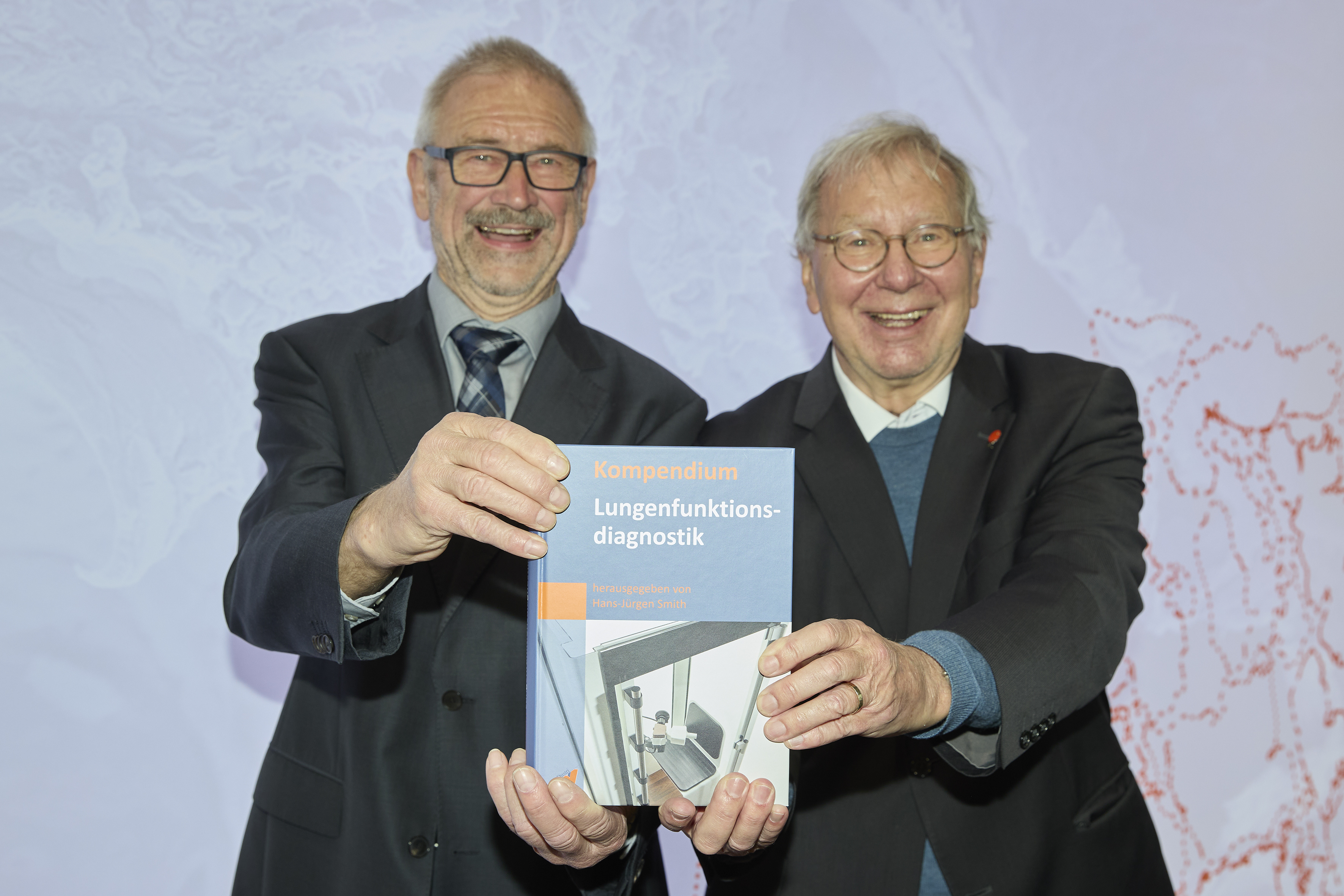 Hans-Jürgen Smith (links) und der Vorsitzende der Atemwegsliga Prof. Carl-Peter Criée stellen das Kompendium Lungenfunktion vor